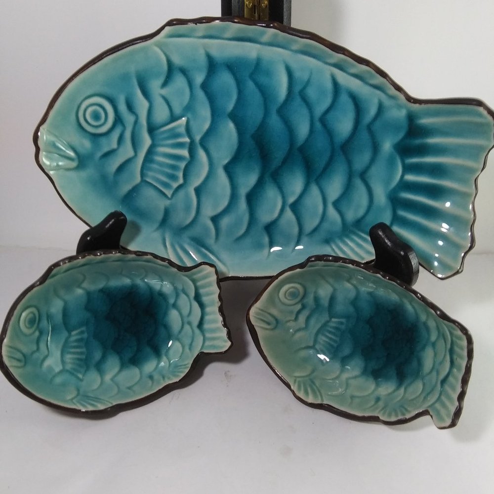 Fish shaped sushi dishes with two dipping bowls